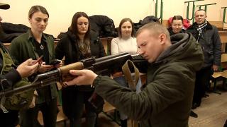 În Cernăuţi, civilii se antrenează cu armele de teama războiului cu Rusia. Profesoară: ''Sunt obosită să-mi fie frică''