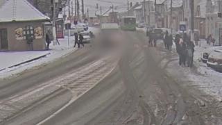 Momentul în care doi copii sunt loviţi în plin de un microbuz pe trecerea de pietoni, în Codlea. Şoferul nu a reuşit să frâneze la timp