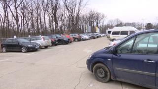 "E mai valoroasă viaţa decât maşina". Automobile abandonate pe stradă, până se termină războiul. Situaţie fără precedent la Iaşi