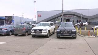 Ucrainenii îşi abandonează maşinile în aeroporturile din România şi pleaca în Vest. "Este mai importantă viaţa"