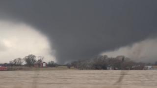 Tornadele au făcut prăpăd în statul Iowa: Cel puţin 7 morţi, rafale de peste 200 km/h, cartiere întregi în beznă