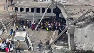 Armata lui Vladimir Putin a pus tunurile pe civili. Jumătate de milion de oameni, încercuiți de ruși în Mariupol