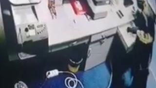 Un poliţist care ar fi jefuit o sală de jocuri de noroc, prins după 2 săptămâni. Bărbatul ar fi avut nevoie de bani pentru copilul său bolnav