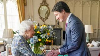 Prima apariţie a reginei Marii Britanii după infecţia cu Covid. Justin Trudeau a fost în vizită oficială la castelul Windsor