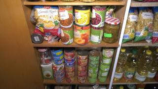 Psihoza războiului a pus stăpânire pe România: oamenii îşi fac provizii, schimbă leii în euro sau stau la cozi la paşapoarte