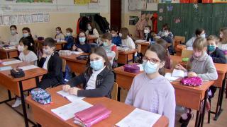 Ajunse în ţara noastră, Kria şi Anghelina mai depăşesc o graniţă, a comunicării: învaţă româna de la noii colegi de şcoală