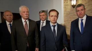 Negocieri cu armele pe masă. 90% dintre trupele pe care Rusia le avea masate la graniţă bombardează acum în Ucraina