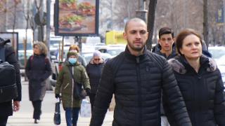 Masca de protecţie, obligatorie sau nu în spaţii închise şi aglomerate. Românii, încă bulversaţi de schimbare