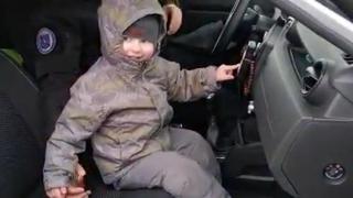 Imaginile care ar topi orice inimă: Un copil ucrainean a fost lăsat să aprindă girofarul maşinii de poliţie de un agent din Vama Siret