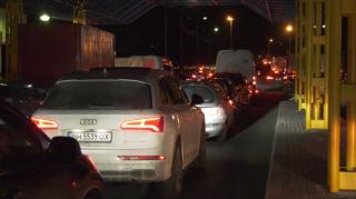 Refugiaţii ucraineni, amprentaţi de polițiștii maghiari ca să poată intra în Ungaria. Oamenii așteaptă ore întregi la frontierele României