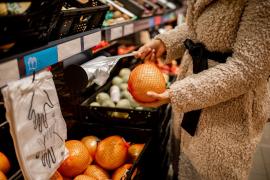 Alertă alimentară în mai multe hypermarketuri din România. Pomelo contaminat cu pesticide, retras de la vânzare