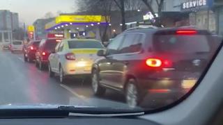 Cozi la benzinăriile din România. Cât costă motorina și benzina