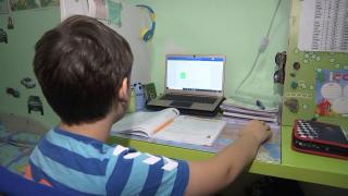 Elevii care vor sta din nou acasă de vineri, după ce joi au fost forțați să vină la școală. Sunt aproape 3.000 doar în Capitală