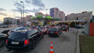 "Ăsta este preţul. Şi am întrebat ce facem noi?". De unde a plecat isteria cozilor la benzinăriile din România