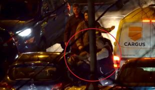 Momentul în care o tânără e luată de gât şi lovită cu capul de maşină, la benzinărie. Şoferiţa din Iași sărise rândul la pompă