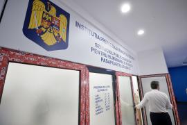 Val de solicitări pentru eliberarea de paşapoarte. Cererile au crescut cu peste 400% în unele centre, iar birourile rămân deschise și în weekend