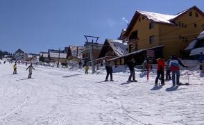 Condiții bune de schi la munte. La Rânca, turiștii care s-au întors pe pârtii se bucură și de prețuri mai mici la cazare
