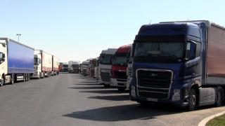 Coadă de peste 20 de kilometri în Vama Nădlac. Maghiarii au impus restricţii de ziua Ungariei