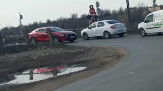 Șofer inconştient, surprins când trece peste barierele de la o trecere de cale ferată în apropiere de Jilava