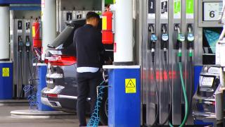 Când se va ieftini benzina la 7,5 lei pe litru. Barilul de petrol a scăzut sub 100 de dolari