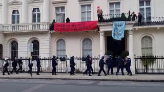 Ce au făcut anarhiştii după ce au ocupat vila unui oligarh rus, apropiat al lui Putin. Poliţia londoneză i-a arestat după câteva ore