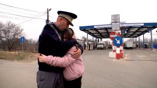 Povestea eroului care alină suferinţa refugiaţilor. Adrian, şeful vămii Sighetu Marmaţiei, este zi şi noapte la datorie