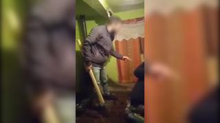 Femeie bătută și amenințată cu parul de partenerul gelos. O fetiță încearcă să sară în ajutorul victimei