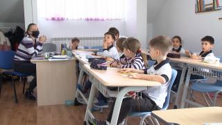 "Șmecheria" vizelor de flotant. De ce riscă multe școli să țină cursuri în 3 schimburi