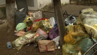 Zeci de mii de bucureşteni plătesc dublu la gunoi că să nu selecteze deşeurile: "E convenabil, să ştiţi"