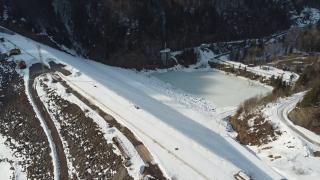 Trei hidrocentrale mari, pentru care s-au cheltuit sute de milioane de euro, sunt ţinute "pe uscat" de 30 de ani