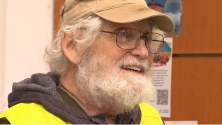 Refugiaţii, motiv de scandal între voluntari şi autorităţi. Un american în vârstă de 84 de ani a venit să dea o mână de ajutor: "Mi-au zis că sunt prea bătrân"