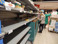 Europenii îşi fac provizii, speriaţi de războiul din Ucraina: cele mai căutate produse în alte ţări