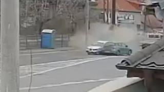 Accident surprins de camerele de supraveghere în Ploieşti: Un tânăr de 20 de ani a intrat cu viteză într-un viraj