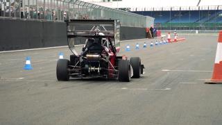 Maşina de curse 100% românească, proiectul unor studenți din Iași. Vehiculul ar putea fi condus de o tânără de 22 de ani