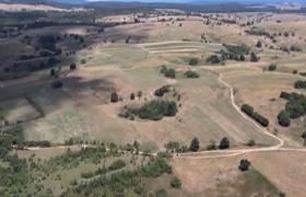 Un primar din Caraş Severin oferă o casă de vacanţă celui care îi va convinge pe mai marii judeţului să asfalteze un drum