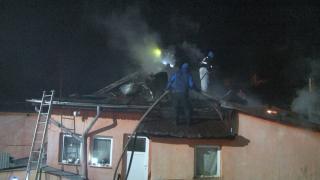 Două familii din Bușteni au rămas pe drumuri după ce casa le-a fost distrusă în incendiu. Vecinii au observat flăcările și i-au alertat pe proprietari