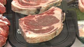 Românii mănâncă mai puţin, mai prost şi mai scump. De ce au scăzut drastic vânzările de preparate premium din carne