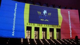 Paradoxul Teatrul Naţional. Pe faţa clădirii au fost proiectate mesaje de susţinere pentru ucraineni dar actorii nu au voie să exprime solidaritatea pe scenă