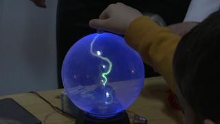 Copiii ucraineni, refugiați în Buzău, au uitat de război pentru câteva ore. Cei mici s-au jucat cu maşinuţe şi roboţi la muzeu