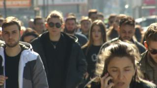 Pandemia dă semne că revine cu noi forme de Covid. Oficialii români nu exclud să impună din nou restricţii