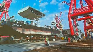 Imagini spectaculoase, la construcţia podului peste Dunăre de la Brăila. Blocuri de peste 200 de tone, ridicate cu macarale speciale