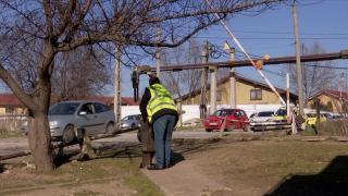 Cartier construit pe un câmp de porumb, lângă calea ferată. Un angajat CFR stă non stop lângă manivelă să deschidă bariera localnicilor