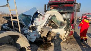 Filmul tragediei cu doi șoferi morți, pe autostrada A1. Dubele lor au fost strivite între un TIR și o betonieră, la capăt de coloană