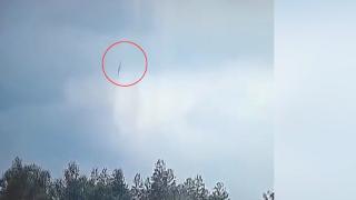 Momentul în care avionul Boeing, in care se aflau 132 de persoane, se prăbuşeşte în China