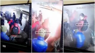 Momentul în care un obuz explodează printre oameni la coadă, într-un supermarket din Harkov