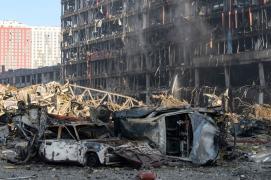 Ucraina, distrusă oraş cu oraş. Zelenski anunţă că ţara va rezista chiar dacă va fi făcută scrum: "Îi chem pe toţi ucrainenii să salveze naţiunea"