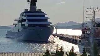 Solaris, iahtul de lux al lui Roman Abramovici, blocat în portul Bodrum de o barcă cu ucraineni care fluturau steagul țării lor