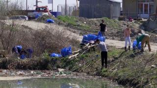 Ziua Mondială a Apei, marcată de voluntari prin curățarea râului Jiu de gunoaie. ”Cel mai des întâlnite sunt plasticele și deșeurile din construcții”