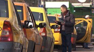 CAMERA ASCUNSĂ. Cât cer taximetriştii pe curse de câteva zeci de lei, dacă văd că au de-a face cu un refugiat