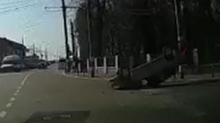 Momentul în care o maşină se răstoarnă într-un sens giratoriu din Târgu Jiu. Şoferul a uitat să acorde prioritate